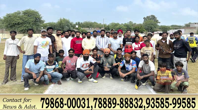 चूवाड़ियां वाली क्रिकेट टूर्नामेंट में खिलाड़ियों के साथ संदीप सिंह भट्टी