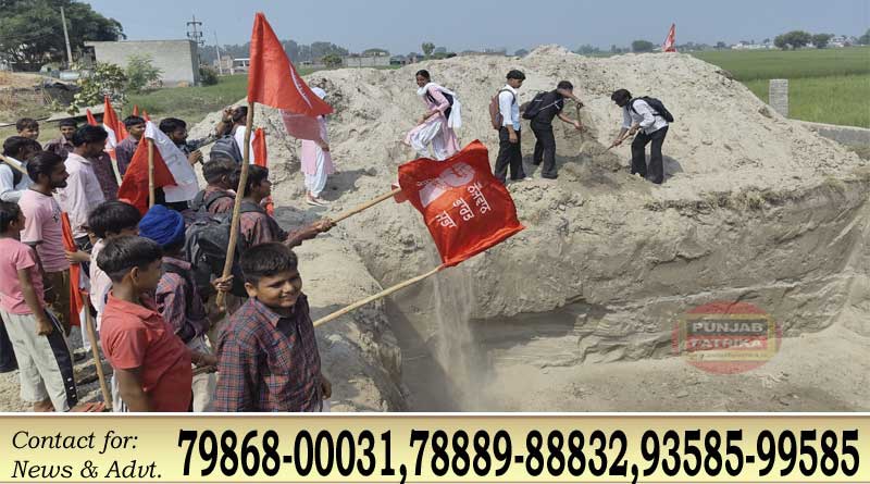 फाजिल्का में धरने के बाद टावर कंपनी ने समेटा सामान, स्कूल खेल मैदान का गड्ढा भरा