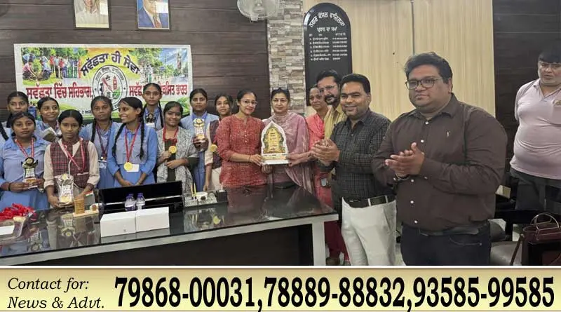 बेकार वस्तुओं से तैयार की शानदार सजावटी दीवार, पीएम श्री गर्ल्स स्कूल ने जीता पहला पुरस्कार